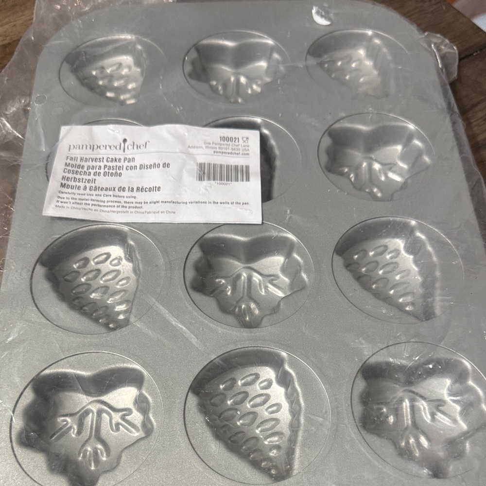 Pampered Chef Silver Harvest Muffin Pan